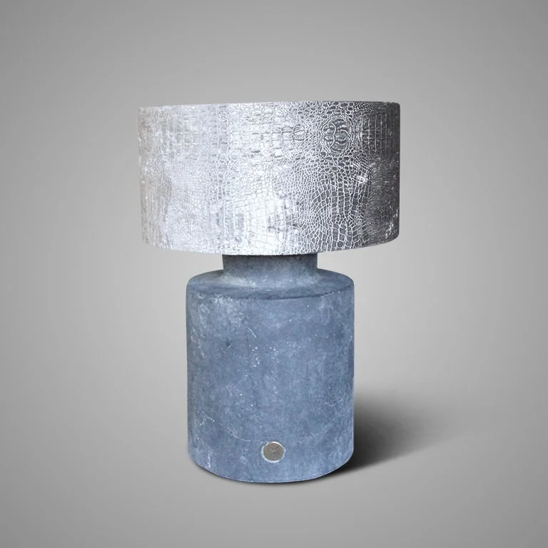 Tafellamp met zilveren croco kap