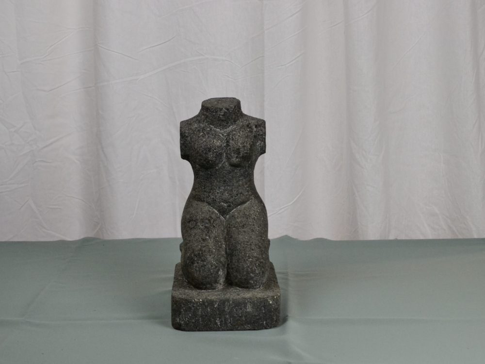 _DSC0179 Beeldje zittende vrouw