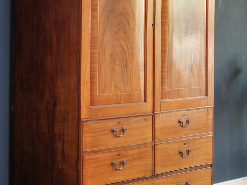 Antieke kast met deuren en lade